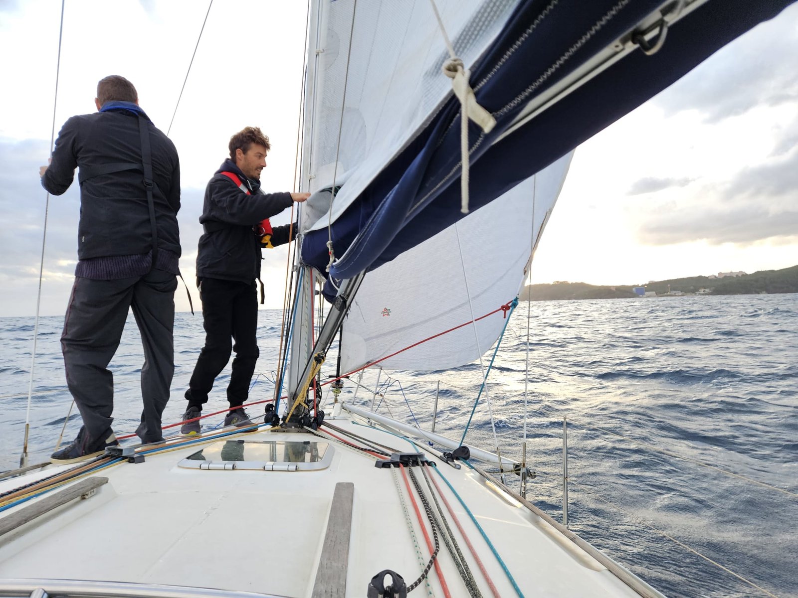Équipe de managers en formation voile - développement du leadership